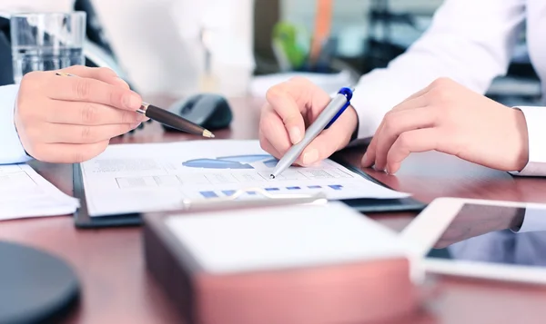 consulente aziendale, analizzando i dati finanziari