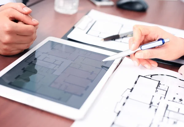 Ev planları gösterilen emlakçı