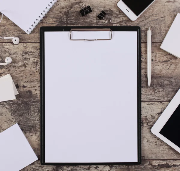 Bir klip klasördeki boş beyaz kağıt levha