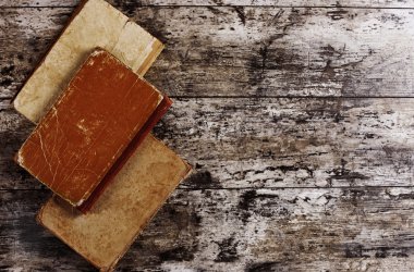 ahşap masa üzerinde antik kitap Üstten Görünüm