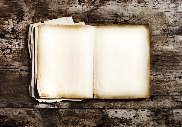 Kitap boş eski ahşap zemin üzerine açık — Stok fotoğraf