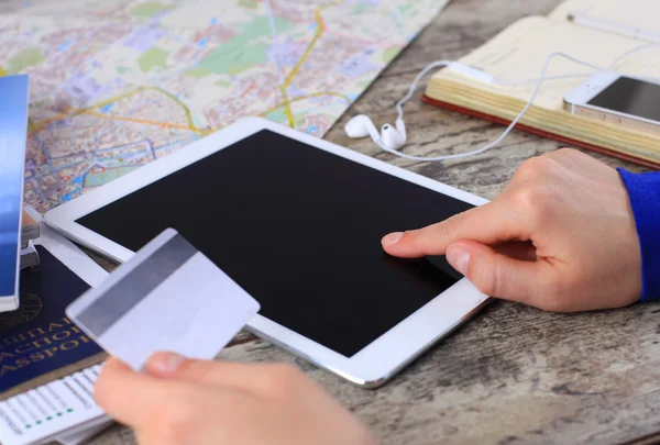 Bijgesneden afbeelding van vrouw met behulp van creditcard en touchpad on line rondleiding te boeken — Stockfoto