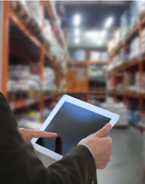 Tablet bilgisayarda pazarda stok kontrol işadamı