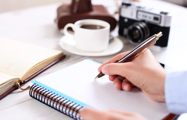 Woman makes a note — Stock Photo, Image