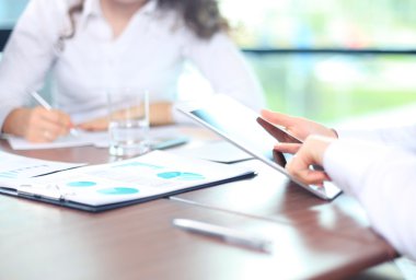 consulente aziendale, analizzando i dati finanziari