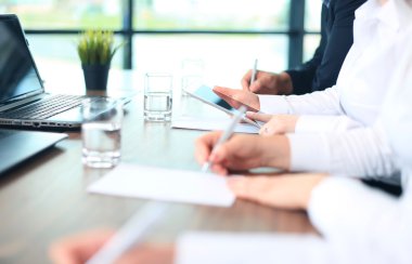 consulente aziendale, analizzando i dati finanziari