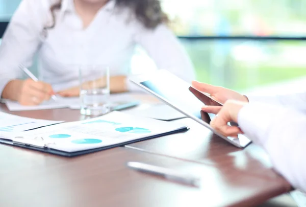 Unternehmensberater analysiert Geschäftszahlen — Stockfoto