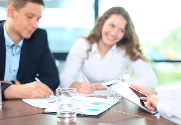 Asesor empresarial analizando cifras financieras — Foto de Stock