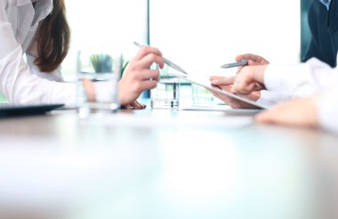 consulente aziendale, analizzando i dati finanziari