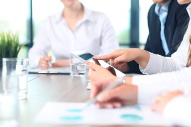 consulente aziendale, analizzando i dati finanziari