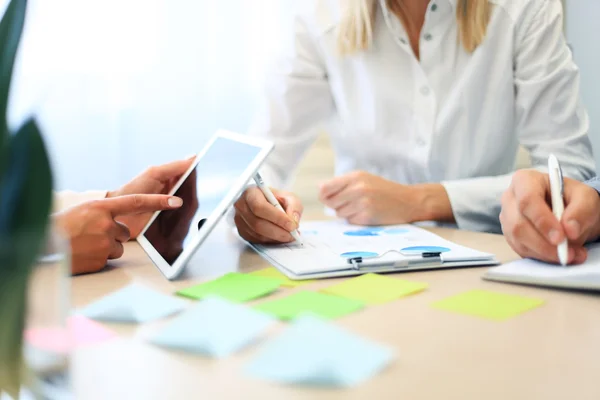 Coworkers discutendo lo stato finanziario — Foto Stock