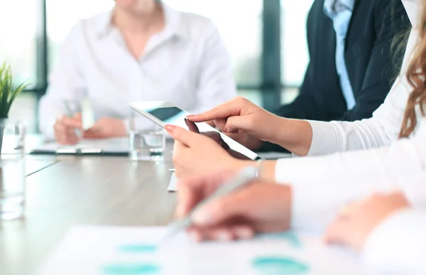 Bedrijfspersoon analyseren van financiële statistieken — Stockfoto