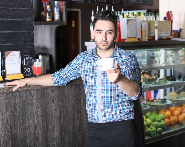 Yakışıklı barista kahve kamera için sunan — Stok fotoğraf