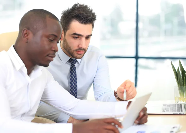 Immagine di due giovani imprenditori che interagiscono all'incontro — Foto Stock