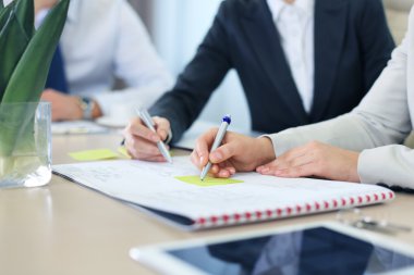 Ev planları gösterilen emlakçı