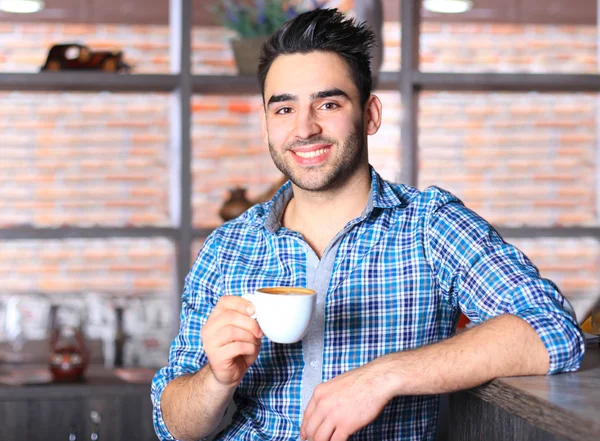 Yakışıklı barista kahve sunan — Stok fotoğraf