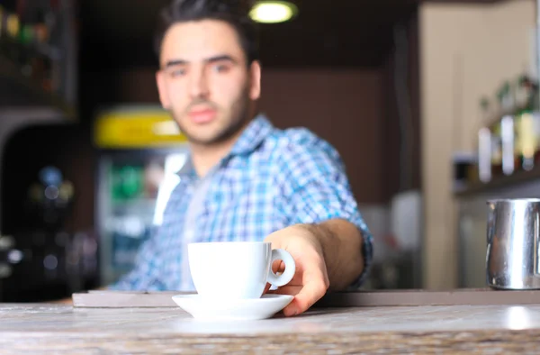 Barista bereidt cappuccino in zijn koffieshop — Stockfoto