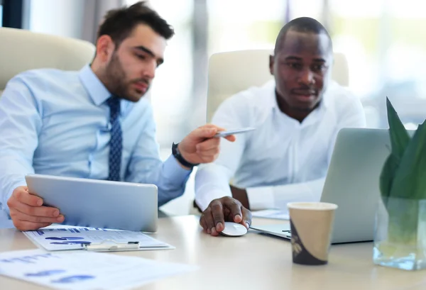 Image of two young businessmen interacting — Stock Photo, Image