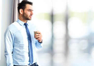 mutlu genç iş adamı ofiste çalışmak