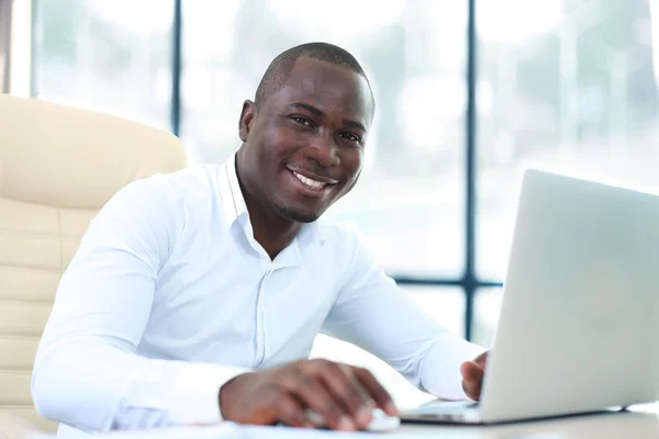 Зображення афроамериканського бізнесмена, який працює на своєму ноутбуку — стокове фото