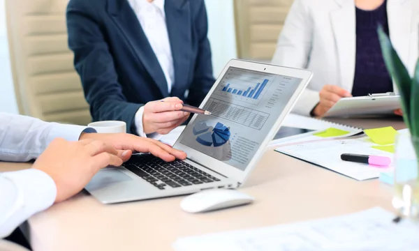 Business adviseur analyseren van financiële cijfers ter aanduiding van de voortgang — Stockfoto