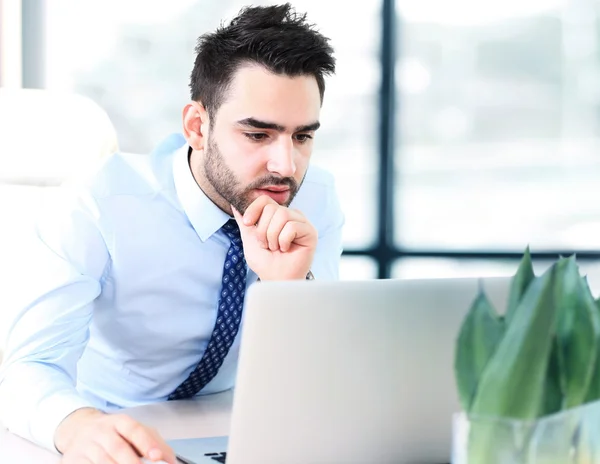 Hombre de negocios guapo que trabaja con el ordenador portátil —  Fotos de Stock