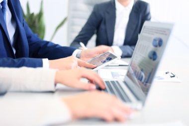 Ev planları gösterilen emlakçı