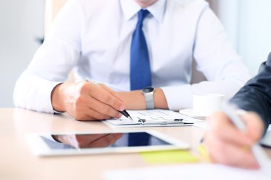 Ev planları gösterilen emlakçı