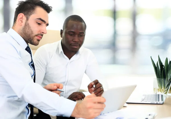 Image of two young businessmen interacting at meeting in office — Stock Photo, Image