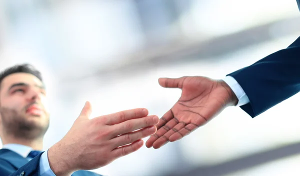 Geschäftlicher Händedruck. Geschäftsmann gibt Handschlag zum Abschluss des Deals — Stockfoto