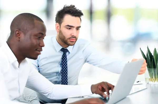 Obrázek dvou mladých podnikatelů interakce na schůzce v kanceláři — Stock fotografie