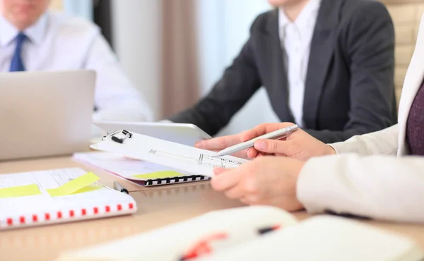 Real-estate agent showing house plans — Stock Photo, Image