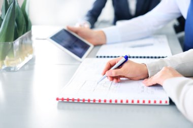 Ev planları gösterilen emlakçı