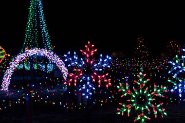 Yılbaşı hafif kar taneleri, arka planda bir sürü ışık var..