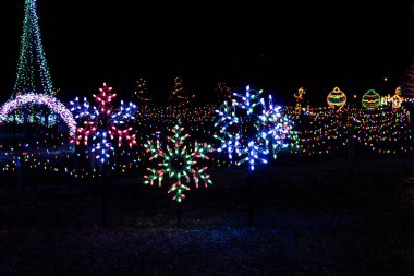 Yılbaşı hafif kar taneleri, arka planda bir sürü ışık var..