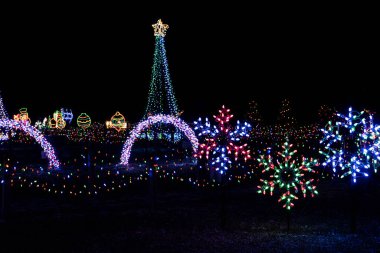 Yılbaşı hafif kar taneleri, arka planda bir sürü ışık var..