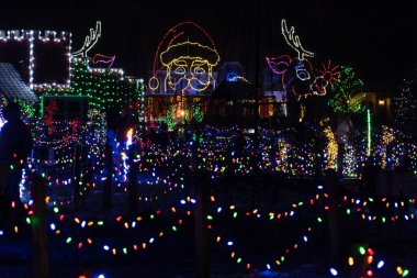 Noel Baba ve Rudolph, Noel ışıklarında kırmızı burunlu ren geyiği, her yerde ışıklar var..
