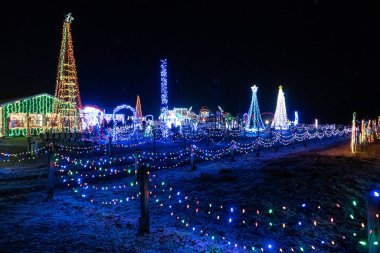 Karlı bir gecede Noel ışıkları