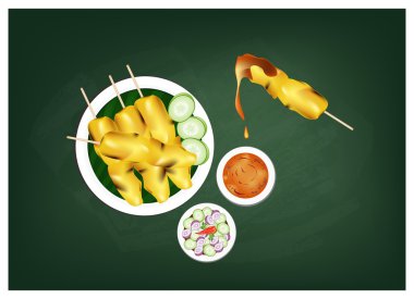 Satay veya kara tahta üzerinde fıstık sosu ile servis et mangal 
