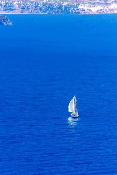 Jacht in der Ägäis, Santorin, Griechenland Stockbild