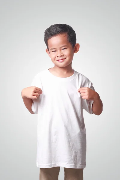 Pequeno ásia menino mostrando seu branco camisa — Fotografia de Stock