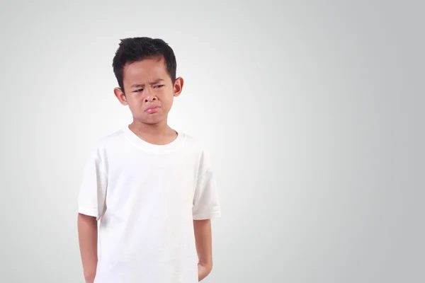 Porträtt av sorgliga asiatiska pojke gråter — Stockfoto
