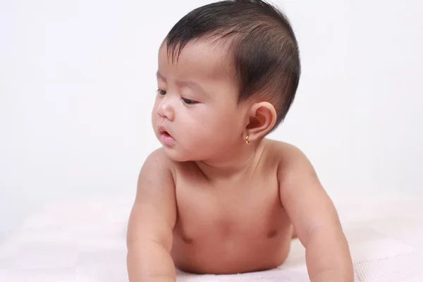 Lindo curioso asiático bebé chica — Foto de Stock