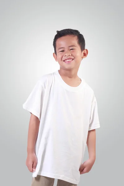 Маленький азиатский мальчик улыбается — стоковое фото