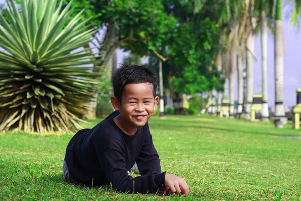 Ragazzo asiatico felice nel parco — Foto Stock