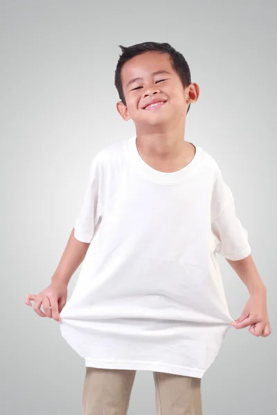 Pequeno ásia menino mostrando seu branco camisa — Fotografia de Stock