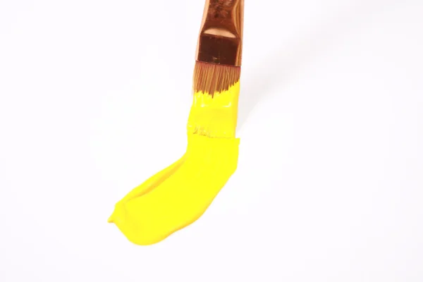 Gelbe Farbe und Pinsel — Stockfoto