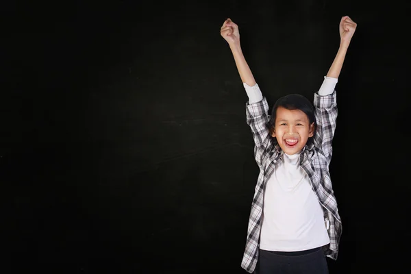 Feliz asiática niña mostrando ganadora gesto — Foto de Stock