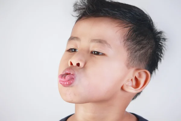 Хлопчик витягнути язика глузування жест — стокове фото
