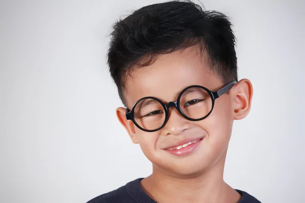 Menino feliz vestindo óculos — Fotografia de Stock